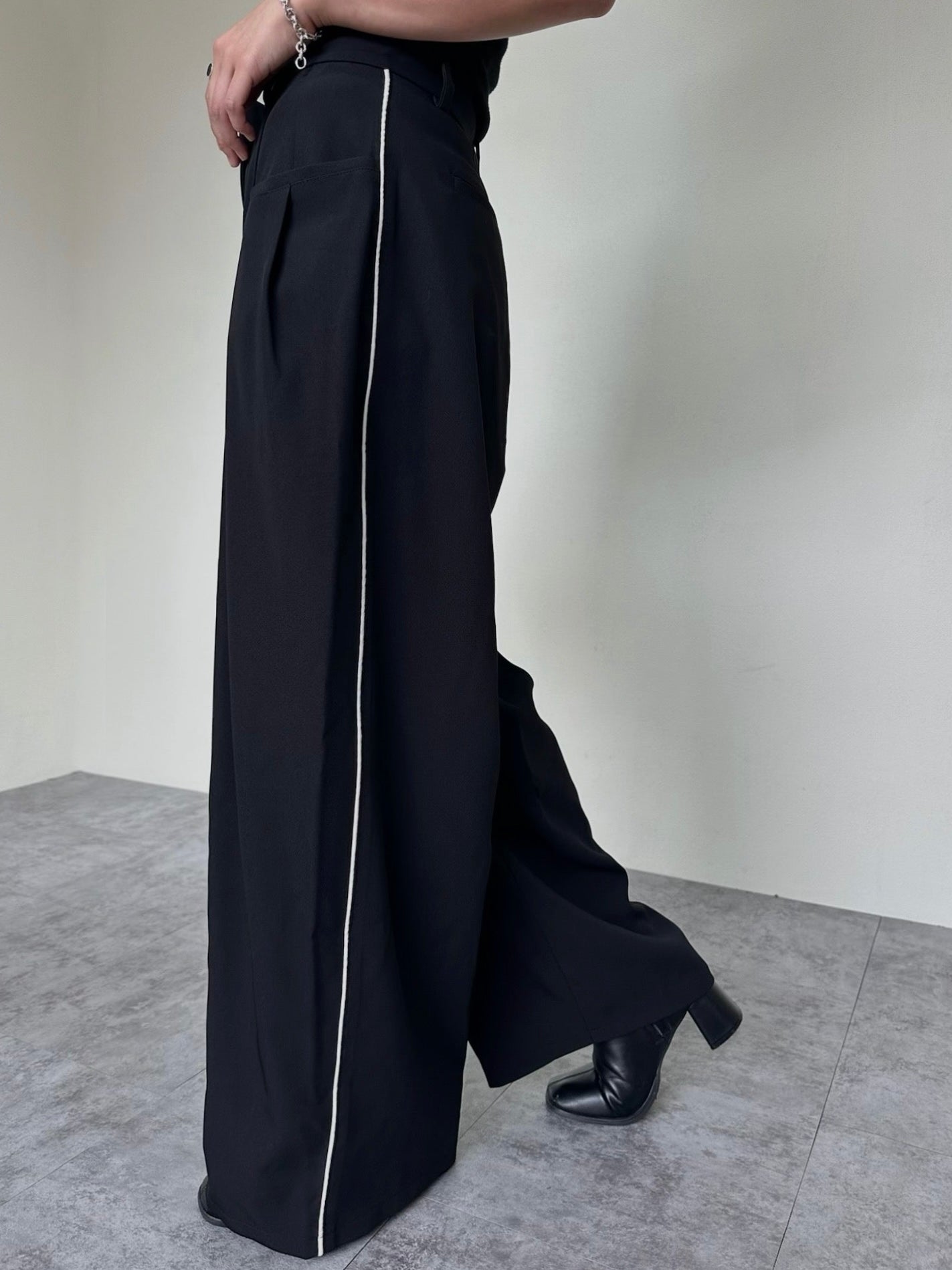 【人気沸騰】 LINE LOOSE TUCK PANTS | efu(エフ)official通販サイト – efu パンツ