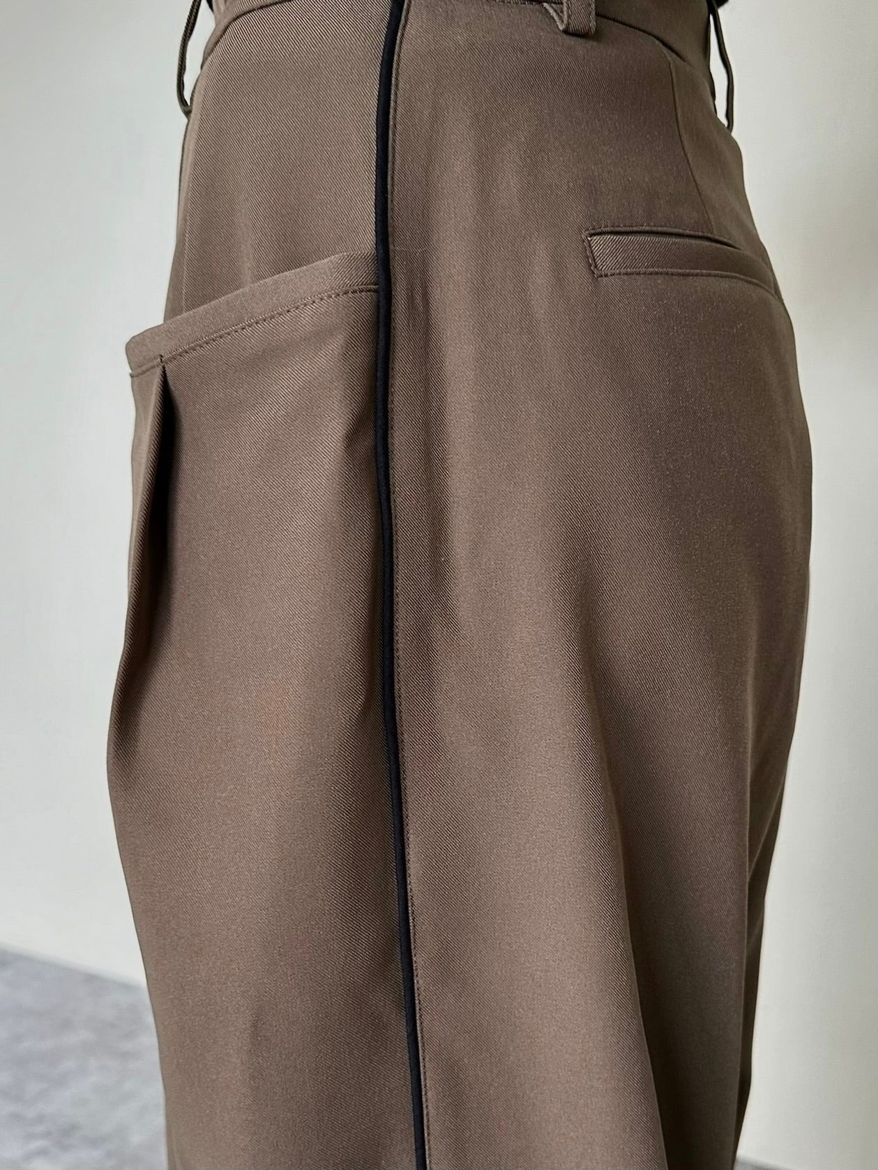 LINE LOOSE TUCK PANTS | efu(エフ)official通販サイト – efu