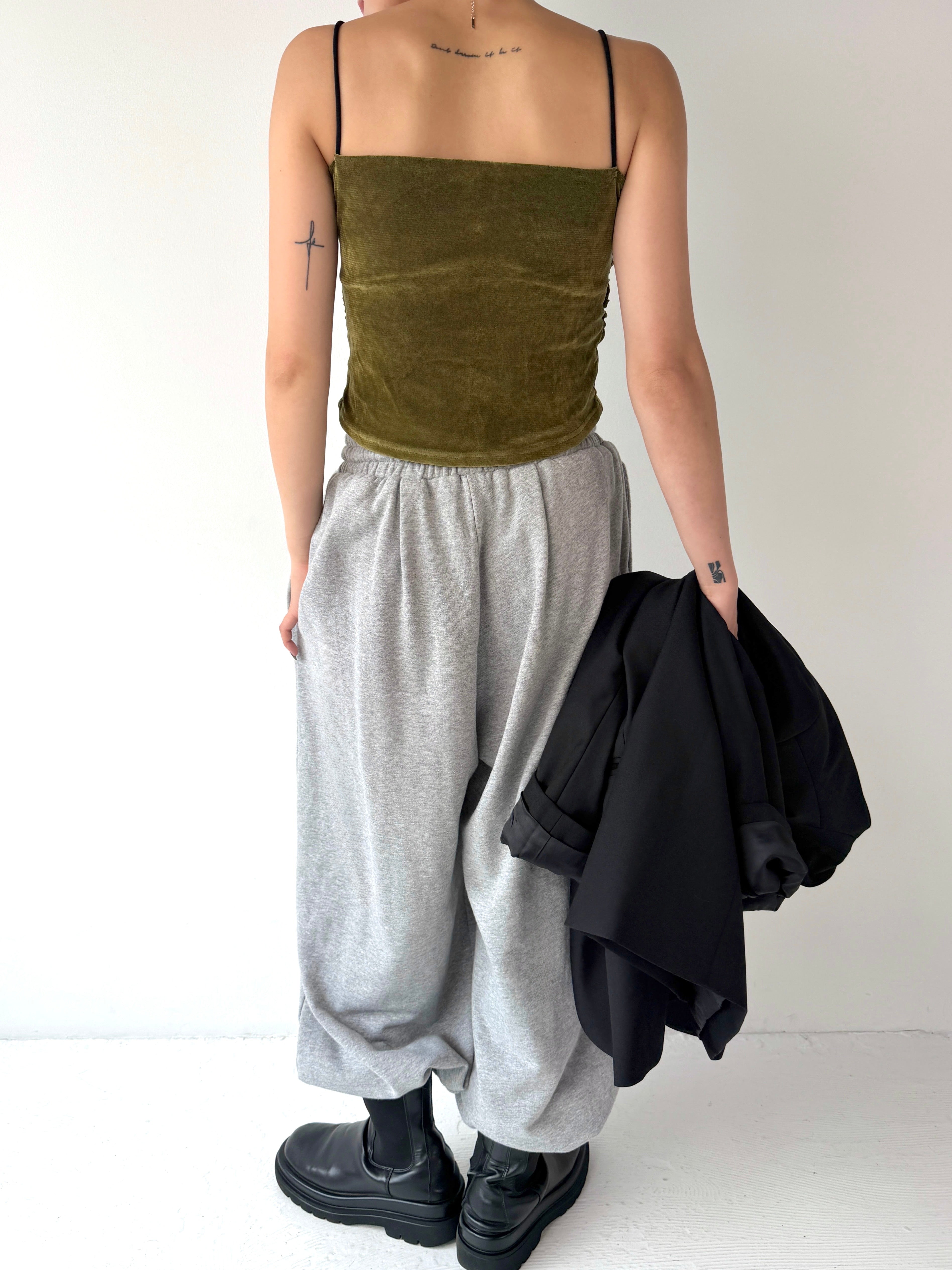 PAD IN VELOUR GATHER CAMISOLE | efu(エフ)official通販サイト – efu