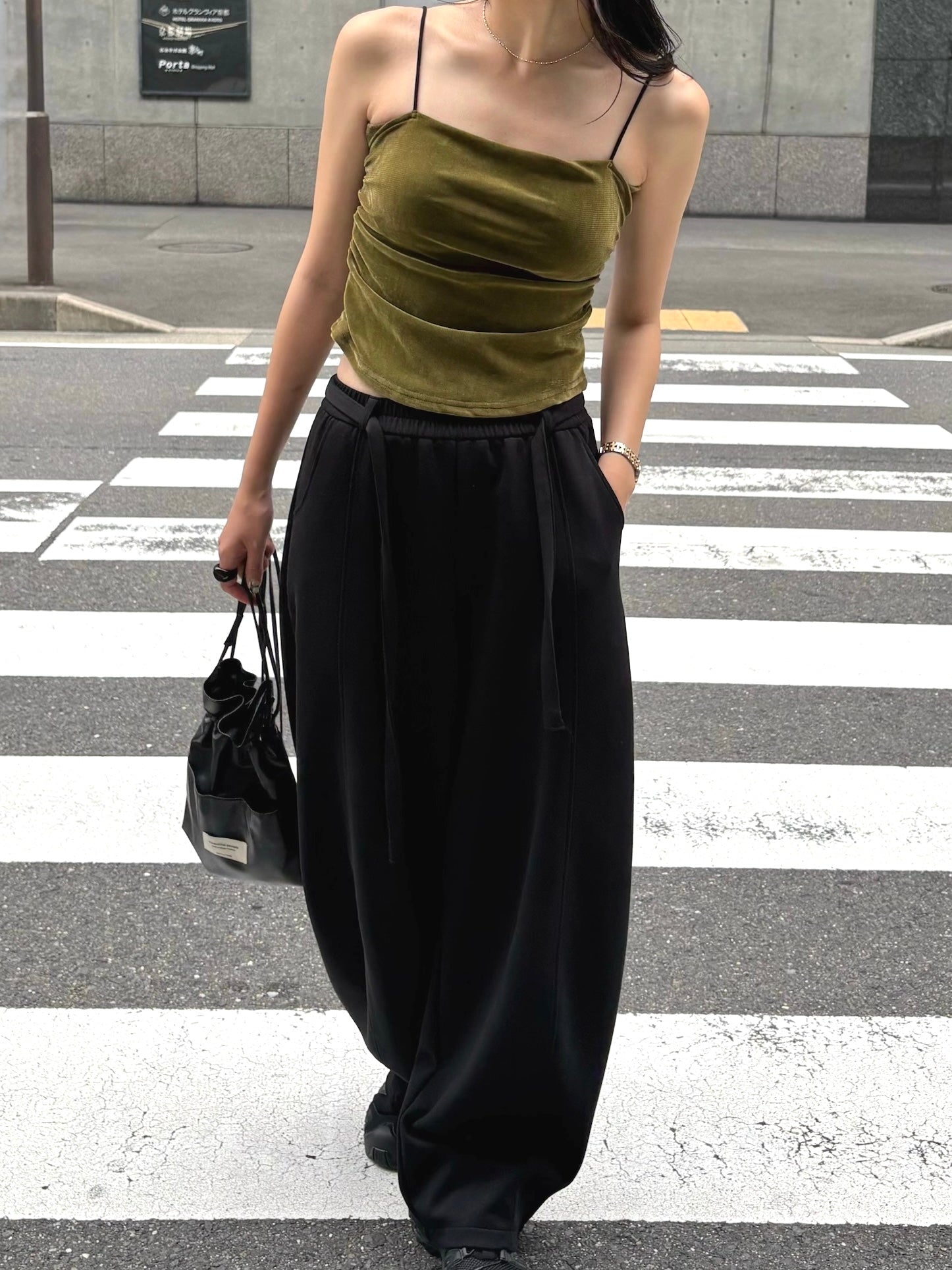 PAD IN VELOUR GATHER CAMISOLE | efu(エフ)official通販サイト – efu